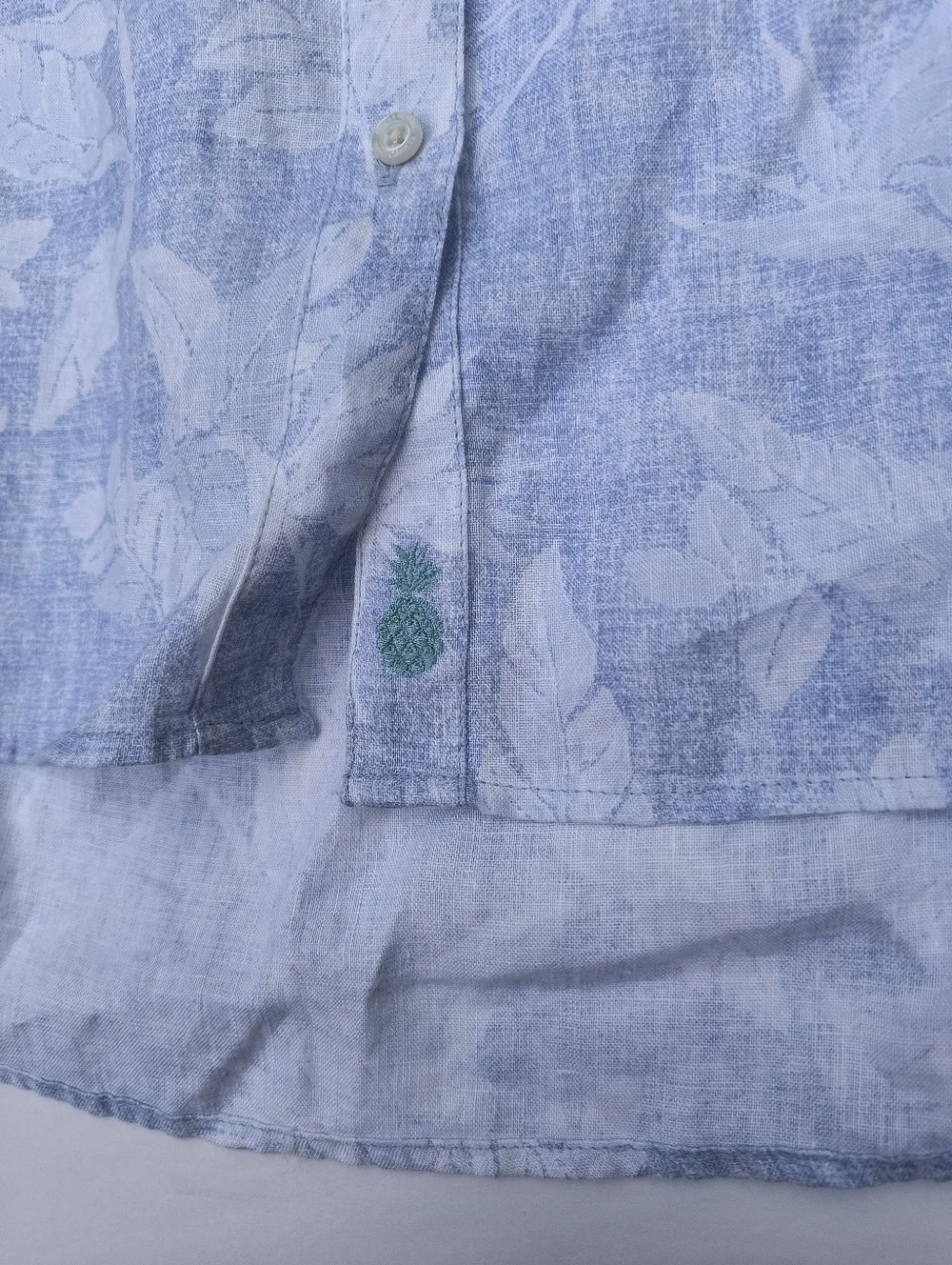 Tommy Bahama Light Blue and White Floral Button-Down Shirt W-S/P, 100℅ Linen - Picture 6 of 11